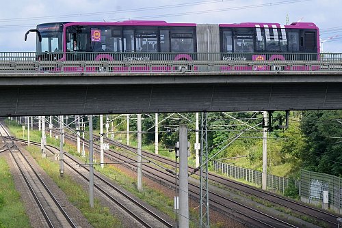 Der Ersatzverkehr mit Bussen läuft laut Bahn stabil. - © Michael Bahlo/dpa