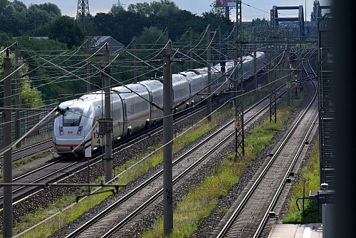 Der Fernverkehr wird über Stendal und Uelzen umgeleitet. - © Michael Bahlo/dpa