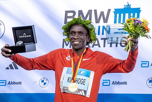 Mit fünf Erfolgen ist Eliud Kipchoge Rekordsieger in Berlin. - © Andreas Gora/dpa