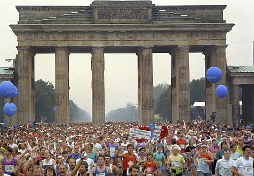 Rund 25.000 Läuferinnen und Läufer waren 1990 beim Marathon durch das vereinte Berlin dabei. - © Andreas Altwein/dpa