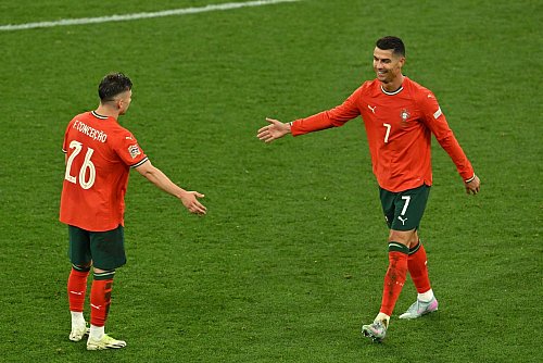 Portugals Torschützen und Matchwinner: Joker Francisco Conceição (l) und Kapitän Cristiano Ronaldo. - © Peter Kneffel/dpa