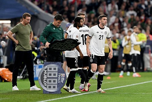 Nächster missglückter Dreifach-Wechsel: Bundestrainer Julian Nagelsmann (l) bringt beim Stand von 1:0 Serge Gnabry, Niclas Füllkrug und Robin Gosens. - © Federico Gambarini/dpa
