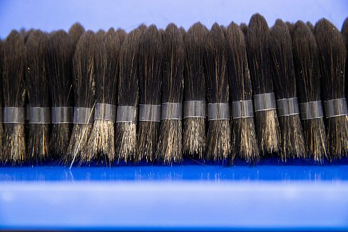 Synthetische Pinselhaare aus Nylon, Silikon, Polyester oder Acryl können die Eigenschaften von Naturhaar inzwischen erstaunlich gut nachahmen. - © Daniel Karmann/dpa/dpa-tmn