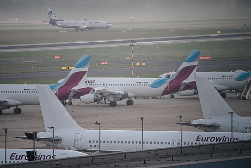 Deutliche Passagierzuwächse haben die größten NRW-Flughäfen in den Osterferien verzeichnet. (Archivbild) - © Henning Kaiser/dpa