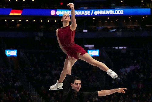 Minerva Hase und Nikita Wolodin liegen bei der Eiskunstlauf-WM in Boston nach dem Kurzprogramm auf Rang drei. - © Charles Krupa/AP/dpa