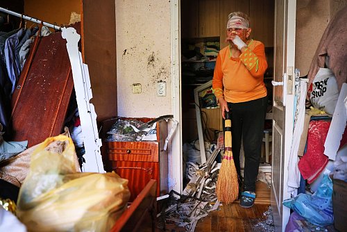 Nach den neuen russischen Angriffen laufen die Rettungs- und Wiederherstellungsarbeiten in mehreren Regionen des Landes. - © Kateryna Klochko/AP/dpa