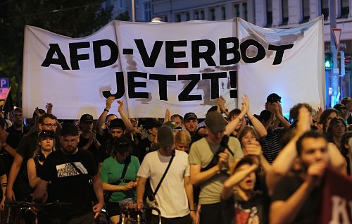 Die Hochstufung der AfD zur »gesichert rechtsextremistischen Bestrebung» hat die Debatte über ein Parteiverbot neu entfacht. - © Sebastian Willnow/dpa