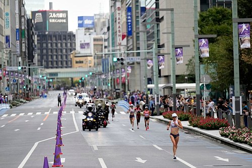 Lange Wege sind für Marathonläuferinnen normal, für Kollegen nicht. - © Hiro Komae/AP/dpa