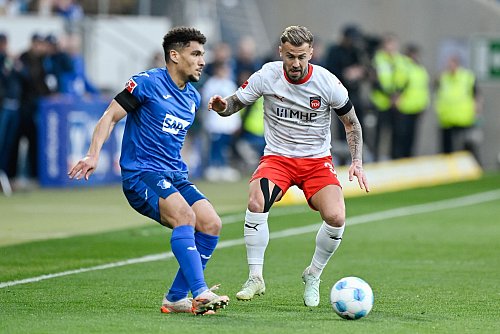 Der 1. FC Heidenheim um Niklas Dorsch (r) und die TSG 1899 Hoffenheim um Valentin Gendrey lieferten sich ein Duell auf Augenhöhe. - © Uwe Anspach/dpa