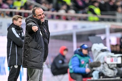Trainer Frank Schmidt hatte seine Heidenheimer nach der Europapokal-Niederlage stark kritisiert. - © Harry Langer/dpa