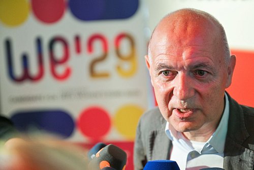 DFB-Präsident Bernd Neuendorf will den Frauenfußball fördern. (Archivbild) - © Sebastian Gollnow/dpa