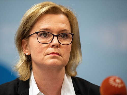 Weist den Vorwurf der Queerfeindlichkeit zurück: Polizeipräsidentin Miriam Brauns. - © Marius Becker/dpa