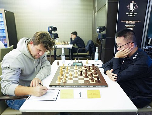 Magnus Carlsen (l) spielt Anfang Februar wieder in Norddeutschland. - © Marcus Brandt/dpa