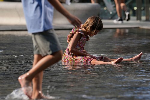 Die Schulen in Italien haben im Sommer über Wochen geschlossen - nicht allen gefällt das. (Archivbild) - © Luca Bruno/AP/dpa