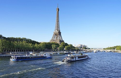 In Paris sind im August wegen der Ferien deutlich weniger Menschenmassen unterwegs. (Archivbild) - © -/kyodo/dpa
