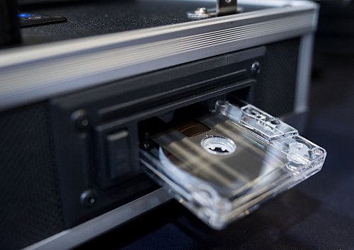 Rack mit Rekorder: Auch für Profis und DJs gab und gibt es die passenden Kassettengeräte. - © Alexander Heinl/dpa-tmn