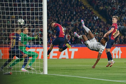 Denzel Dumfries (2.v.r) von Inter Mailand erzielt den zweiten Treffer gegen den FC Barcelona - © Joan Monfort/AP/dpa