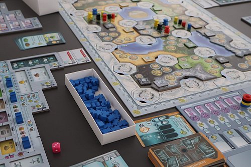 Zivilisation gestalten: Das können Spielende mit «Civolution» für rund 80 Euro. - © Pegasus/dpa-tmn