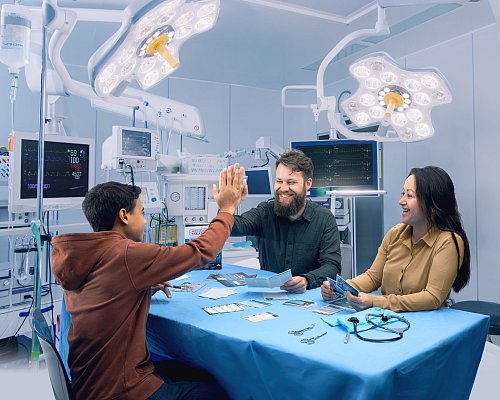 Am Tisch fühlt man sich teilweise wie im OP-Saal: Für Fans von Arzt-Serien ist «Medical Mysteries» ein Muss. - © Identity Games/dpa-tmn
