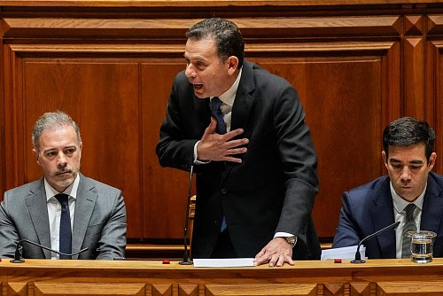 Die Parlamentsdebatte war hitzig. - © Armando Franca/AP/dpa
