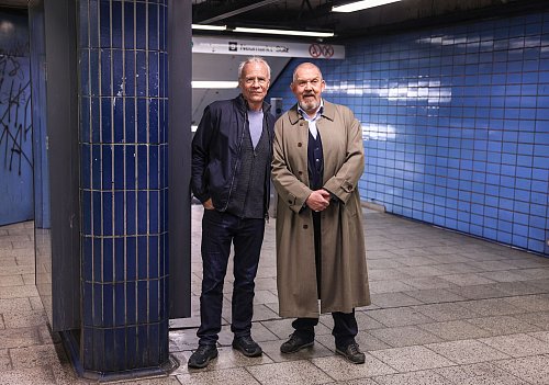 Die Tatort-Kommissare Max Ballauf (l, Klaus J. Behrendt) und Freddy Schenk (r, Dietmar Bär), stehen bei Dreharbeiten in der U-Bahnstation Kalk-Post im Stadtteil Kalk. - © Oliver Berg/dpa