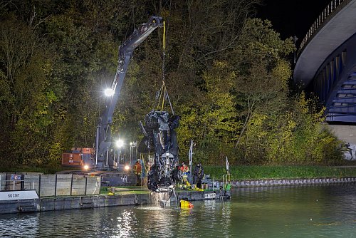Am Samstagabend wurde mit Hilfe eines Kranfahrzeugs das Auto aus dem Mittellandkanal geborgen. - © Stefan Sobotta/dpa