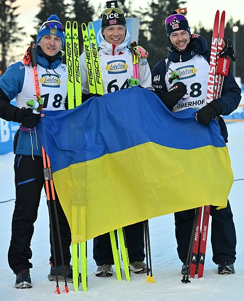 Die Norweger Sturla Holm Laegreid (rechts) und Martin Uldal (Mitte) mit dem Ukrainer Dmytro Pidrutschnji. - © Martin Schutt/dpa