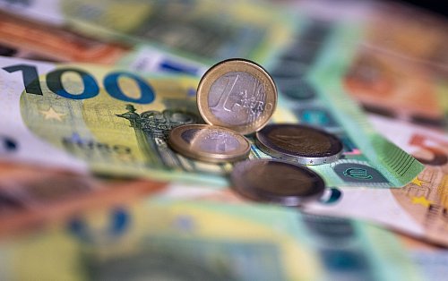 Arbeitgeber und Versicherte werden im kommenden Jahr durch höhere Beiträge für die Kranken- und Pflegeversicherung belastet. (Symbolbild) - © Monika Skolimowska/dpa