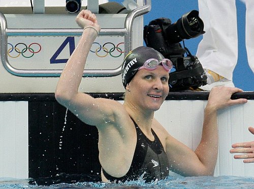 Als Schwimmerin gewann die künftige IOC-Präsidentin Kirsty Coventry zweimal olympisches Gold. - © David J. Phillip/AP/dpa