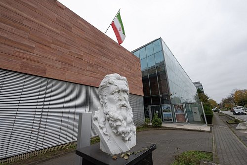 Eine Büste des Dichters Hafis steht vor dem iranischen Generalkonsulat in Frankfurt, das geschlossen wird. - © Boris Roessler/dpa