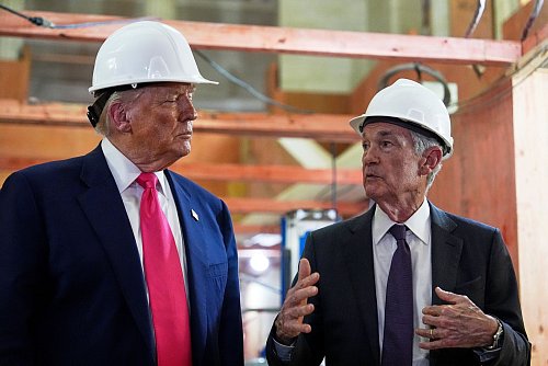 Trump beleidigt seit Monaten Fed-Chef Powell, weil er nicht die Zinsen senkt. (Archivbild) - © Julia Demaree Nikhinson/AP/dpa