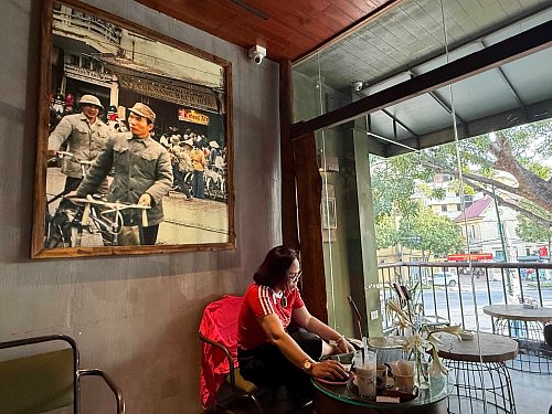 Die Vietnamesen lieben ihr Cong Caphe - aber auch viele Touristen kommen. - © Carola Frentzen/dpa