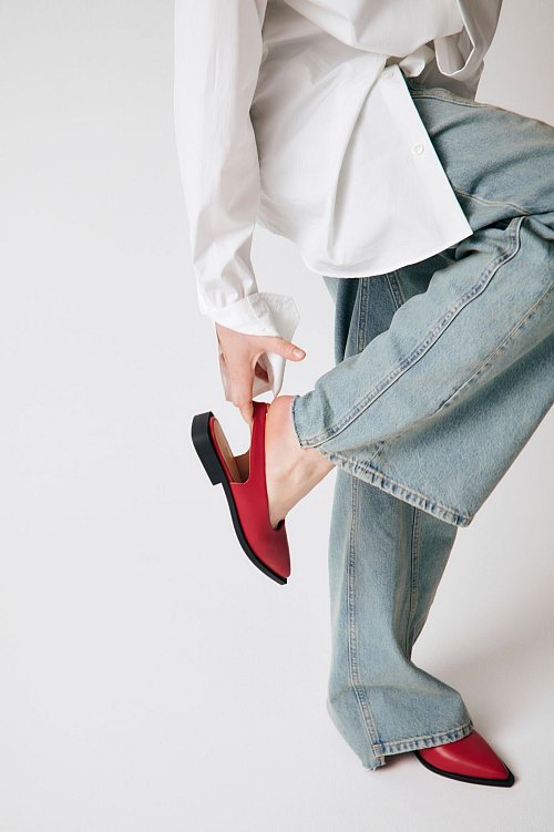 Slings zeichnen sich durch einen Riemenverschluss aus, der entlang der Ferse verläuft. Sie sind in verschiedenen Variationen zu sehen, wie zum Beispiel die Sling Ballerinas aus Leder von Copenhagen Studios (ca. 200 Euro). - © Copenhagen Studios/dpa-tmn