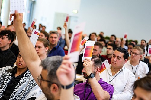 Die Teilnehmenden stimmen beim Gründungskongress ab. - © Christoph Reichwein/dpa