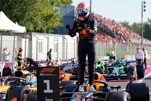 112 Tage musste Max Verstappen auf diesen Sieg warten. - © Luca Bruno/AP/dpa
