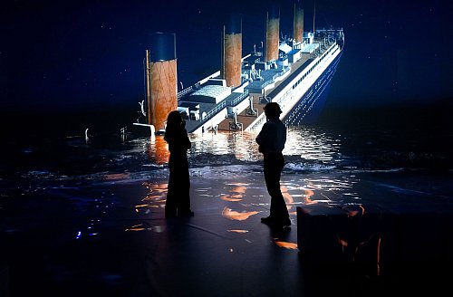 Man kann als Besucher den Untergang des Luxusschiffes hautnah miterleben. - © Sven Hoppe/dpa