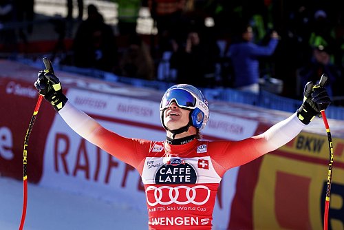 Nach einer Niederlage am Freitag schlägt der Ski-Dominator Marco Odermatt zurück. - © Peter Klaunzer/KEYSTONE/dpa