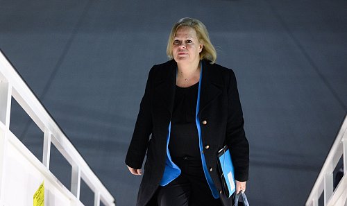Faeser wird von ihrem österreichischen Kollegen begleitet. - © Bernd von Jutrczenka/dpa