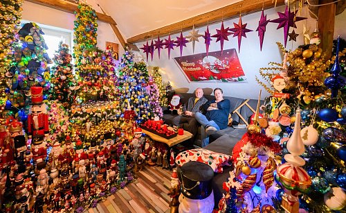 621 Weihnachtsbäume mit weit über 125.000 Christbaumkugeln und 50.000 Lichtern: Zur Adventszeit erstrahlt das Haus der Familie Jeromin als kunterbunte Weihnachtswelt. - © Julian Stratenschulte/dpa