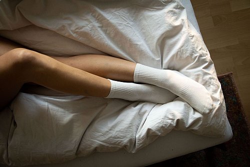 Für mehr Lust im Bett: Manchmal hilft es, erst mal solo zu erkunden, was gefällt und was nicht. - © Christin Klose/dpa-tmn