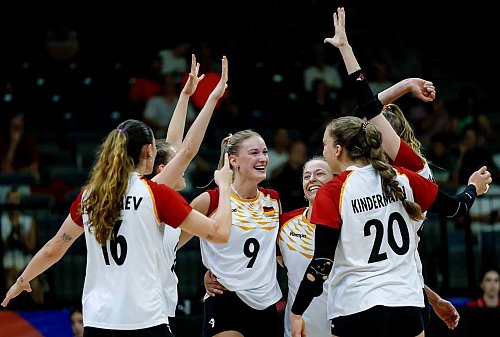Das deutsche Team gewann trotz eines Rückstandes noch 3:2 gegen die Französinnen. - © volleyballworld/DVV/dpa