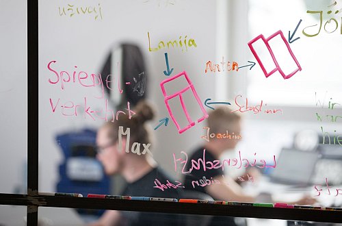 2024 haben sich mehr Menschen selbstständig gemacht - allerdings vor allem im Nebenerwerb. (Archivbild) - © Friso Gentsch/dpa