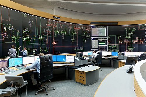 Die Amprion-Hauptschaltleitung spielt eine zentrale Rolle, um die Netzfrequenz im europäischen Verbundnetz stabil zu halten. (Archivbild) - © Henning Kaiser/dpa