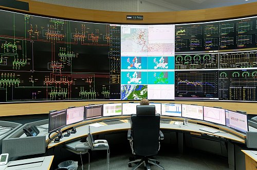 Der Übertragungsnetzbetreiber Amprion überwacht in seiner sogenannten Hauptschaltleitung die Netzstabilität in Mitteleuropa. (Archivbild) - © Henning Kaiser/dpa