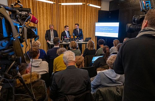 Die Anwälte der suspendierten stellvertretenden Leiterin der JVA äußerten sich jetzt auf einer Pressekonferenz. - © Peter Kneffel/dpa