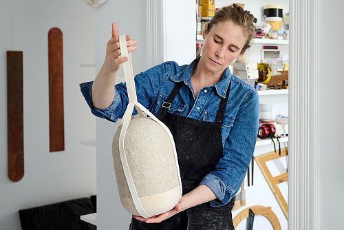 Eine biologisch abbaubare Urne einer Künstlerin aus Schwerte - sie hat dafür ein Start-up gegründet - © Bernd Thissen/dpa