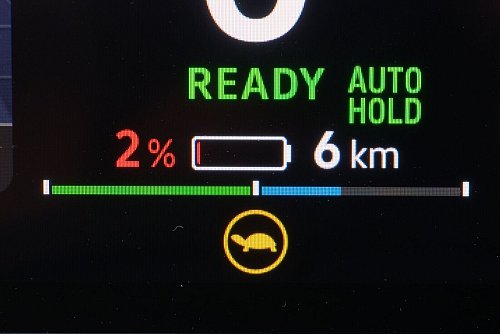 Die Batteriestandsanzeige eines Elektroautos. Nach dem plötzlichen Aus der E-Auto-Kaufzuschüsse Ende 2023 hat sich das Umstiegstempo auf Elektroautos laut HUK Coburg halbiert. - © Henning Kaiser/dpa