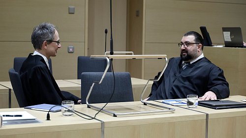 Die Anwälte von E. besprechen sich vor der Verhandlung. - © Ronald Wittek/epa/Pool/dpa