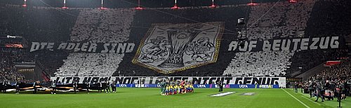 Frankfurter Fans und ihre Choreo vor Spielbeginn. - © Arne Dedert/dpa