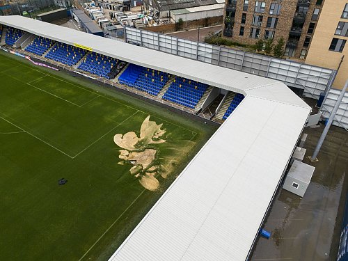Starke Regenfälle und Überschwemmungen verursachten ein Erdloch auf dem Rasen des AFC Wimbledon. - © Jordan Pettitt/PA Wire/dpa